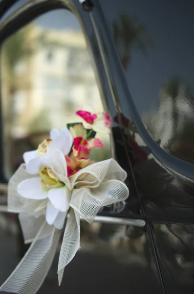 Flores en un coche de boda —  Fotos de Stock