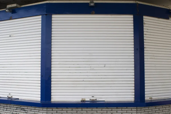 Winkel met gesloten blinds — Stockfoto