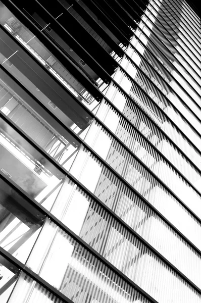 Reflecting facade of glass and steel — Stock Photo, Image