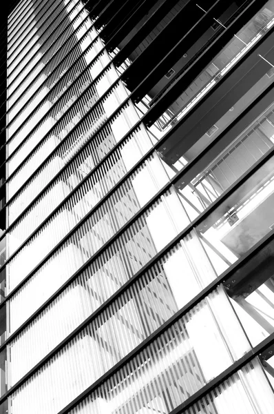 Reflekterande fasad av glas och stål — Stockfoto