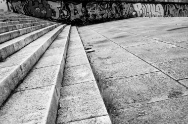 Soğuk betondan yapılmış geniş merdiven