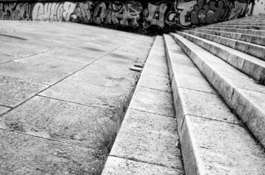 Soğuk betondan yapılmış geniş merdiven