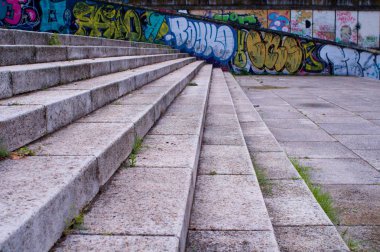 Soğuk betondan yapılmış geniş merdiven