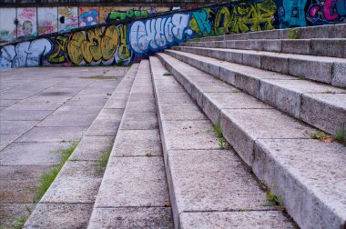 Soğuk betondan yapılmış geniş merdiven