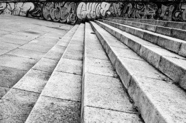 Soğuk betondan yapılmış geniş merdiven