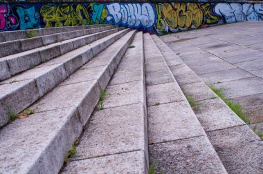 Soğuk betondan yapılmış geniş merdiven