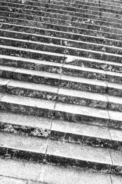 Soğuk betondan yapılmış geniş merdiven