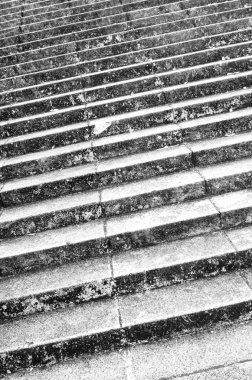 Soğuk betondan yapılmış geniş merdiven