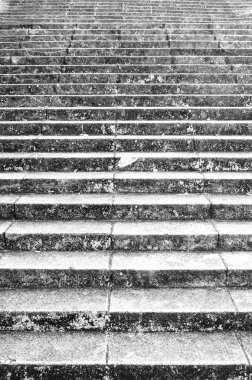 Eski geniş beton merdiven