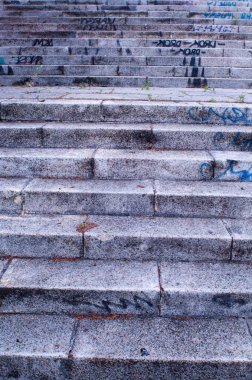 Soğuk betondan yapılmış geniş merdiven