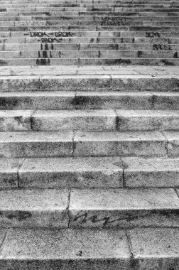 Soğuk betondan yapılmış geniş merdiven