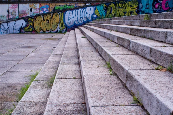 Soğuk betondan yapılmış geniş merdiven