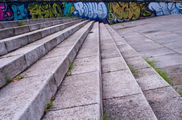 Soğuk betondan yapılmış geniş merdiven