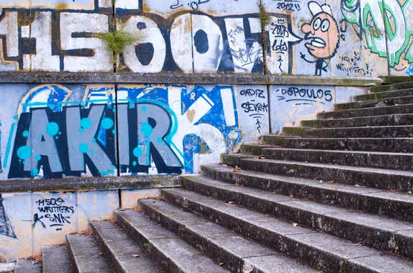 Eski geniş beton merdiven