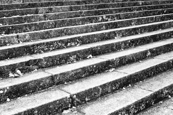 Eski geniş beton merdiven