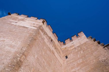 Bir kalenin eski taş cephesi