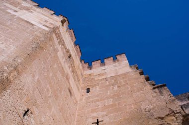 Bir kalenin eski taş cephesi