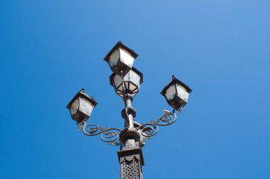 Eski süslü sokak lambası