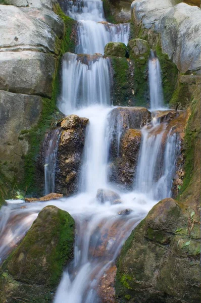 Petite Cascade Idyllique Avec Des Rochers — Photo