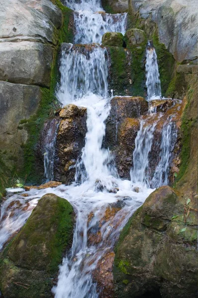 Petite Cascade Idyllique Avec Des Rochers — Photo