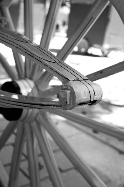 Roda Papelão Velha Com Raios Madeira — Fotografia de Stock