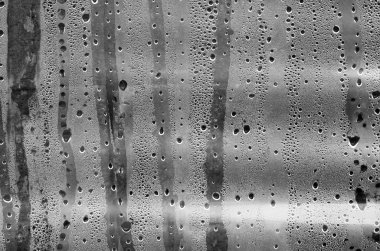 Yoğunlaştırılmış su damlalarıyla soyut renkli plastik yüzey