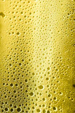 Yoğunlaştırılmış su damlalarıyla soyut renkli plastik yüzey