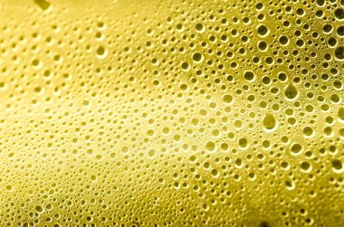 Yoğunlaştırılmış su damlalarıyla soyut renkli plastik yüzey