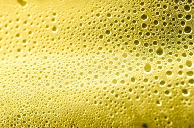 Yoğunlaştırılmış su damlalarıyla soyut renkli plastik yüzey