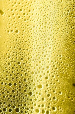 Yoğunlaştırılmış su damlalarıyla soyut renkli plastik yüzey