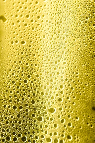 Yoğunlaştırılmış su damlalarıyla soyut renkli plastik yüzey