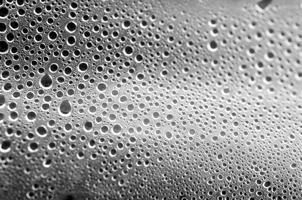 Yoğunlaştırılmış su damlalarıyla soyut renkli plastik yüzey