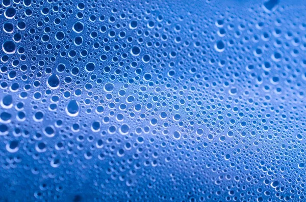 凝縮された水滴を持つ抽象的なカラフルなプラスチック表面 — ストック写真