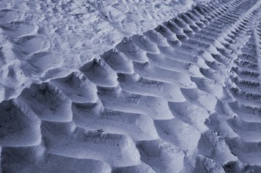 Kumda tekerlek izleri