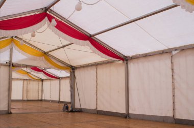 İçeriden orijinal Bavyera bira çadırı.