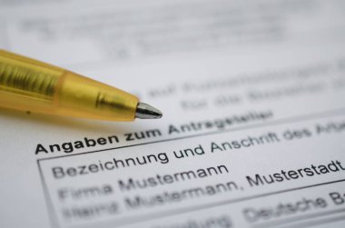 Alman başvuru formu kalem ile kısa süreli harçlık, çeviri: Şirketlerdeki çalışanlar için kısa zamanlı harçlık başvurusu