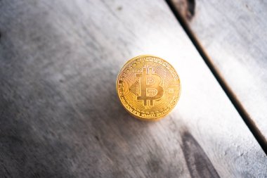 Üzerine metin koyabileceğiniz copyspace ile eski ahşap tahta ile bitcoins sembolü yığını.