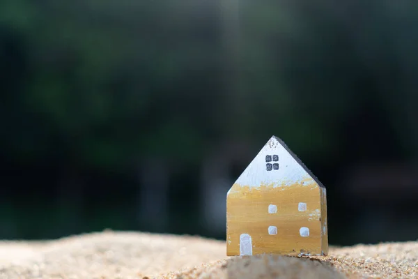 Cerrado modelo de casa minúscula en hierba verde con fondo de luz solar . — Foto de Stock