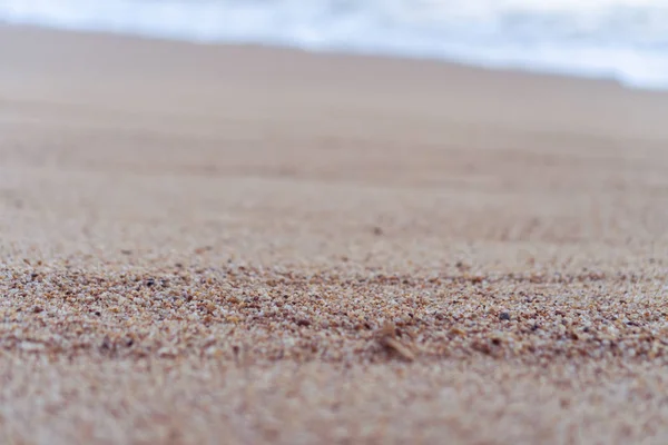 Trópusi jellegű tiszta strand és a fehér homok a nyári nap fény kék ég és a bokeh háttér. — Stock Fotó