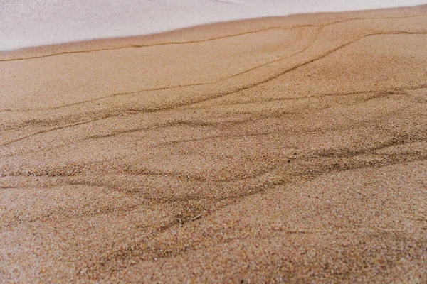 Trópusi jellegű tiszta strand és a fehér homok a nyári nap fény kék ég és a bokeh háttér. — Stock Fotó