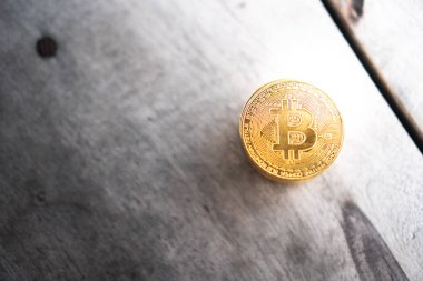 Üzerine metin koyabileceğiniz copyspace ile eski ahşap tahta ile bitcoins sembolü yığını.