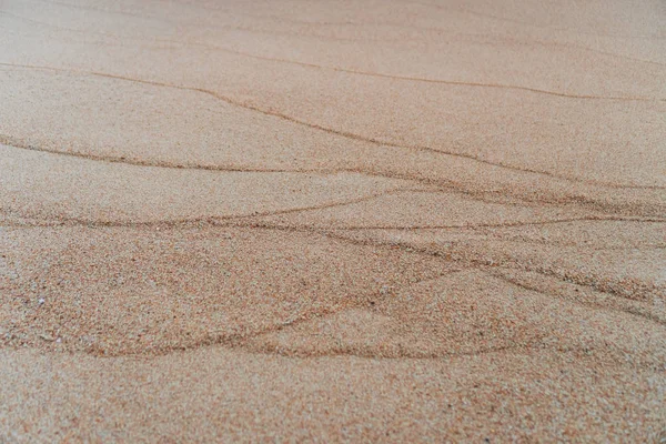 Hnědý písek textura pozadí z jemného písku s přírodní linií vlny. — Stock fotografie
