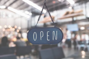 Kafe ya da restoranın girişinde 