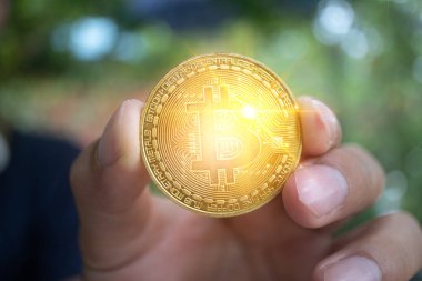 Sanal para kriptosu olarak Bitcoinlerin bir sembolünü ele alalım..