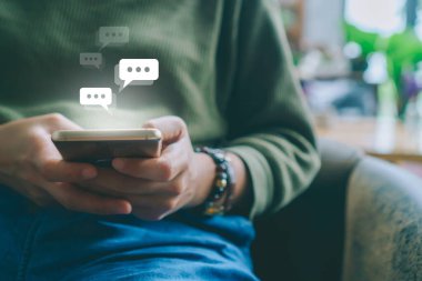 Kadın el yazarak, smartphone kullanarak sohbet sohbet sohbet kutusu simgeleri açılır. Sosyal medya pazarlama kavramı.
