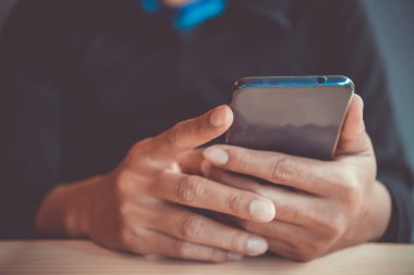 İnsanlar kafenin arka planında bulanık akıllı telefon kullanıyor..