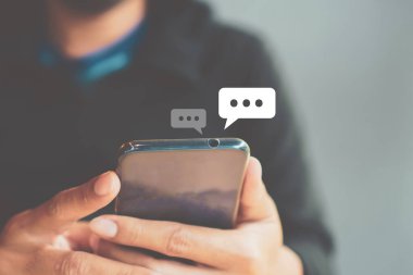 Kadın el yazarak, smartphone kullanarak sohbet sohbet sohbet kutusu simgeleri açılır. Sosyal medya pazarlama kavramı.