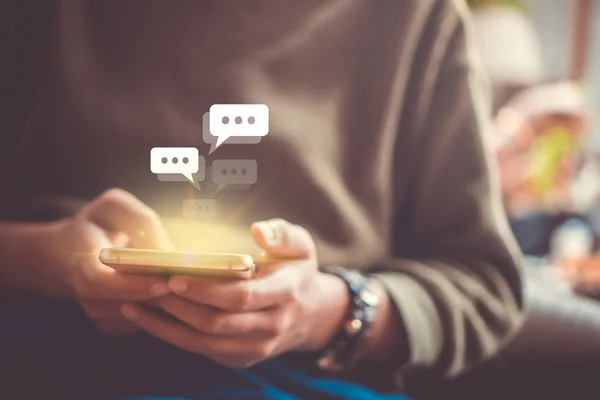 Kadın el yazarak, smartphone kullanarak sohbet sohbet sohbet kutusu simgeleri açılır. Sosyal medya pazarlama kavramı.