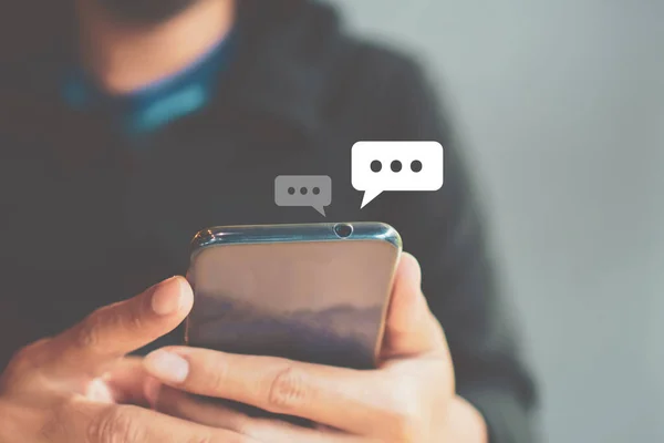 Mulheres mão usando a digitação smartphone, conversando conversa em ícones de caixa de bate-papo pop-up. Conceito de maketing de mídia social . — Fotografia de Stock