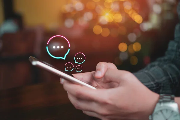 Menschen tippen, chatten oder schreiben SMS in Chat-Symbole. Soziale Medien machen Technologiekonzept. Vintage weichen Farbton Hintergrund. — Stockbild Frauen tippen per Smartphone, Chat-Gespräche in Chatbox-Icons tauchen auf. Social Media macht Technologiekonzept. — Stockfoto